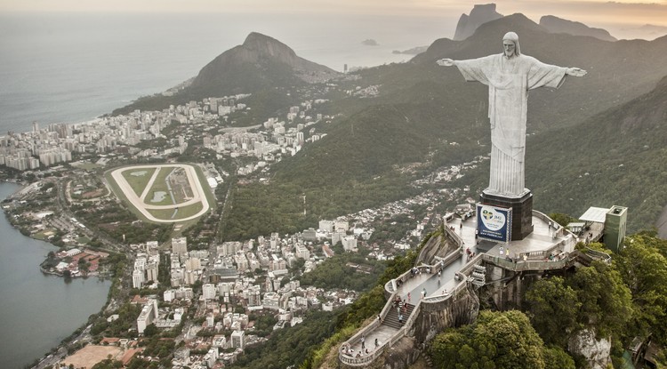 Brazília: orvosnak világították a Rio de Janeiro fölé magasodó Krisztus szobrot - képek