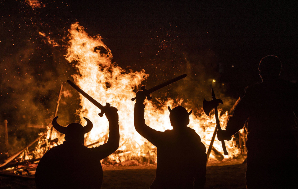 Wikingowie przed płonącą łodzią w czasie Flamborough Fire Festival, sylwestrowej parady w Wielkiej Brytanii