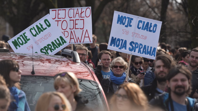 Manifestacja pod Sejmem przeciwko planom zaostrzenia ustawy aborcyjnej.