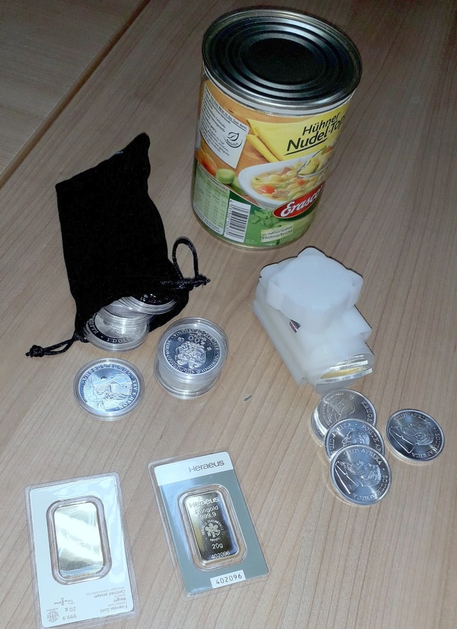 Srebrne kovanice u konzervi sa nudlama