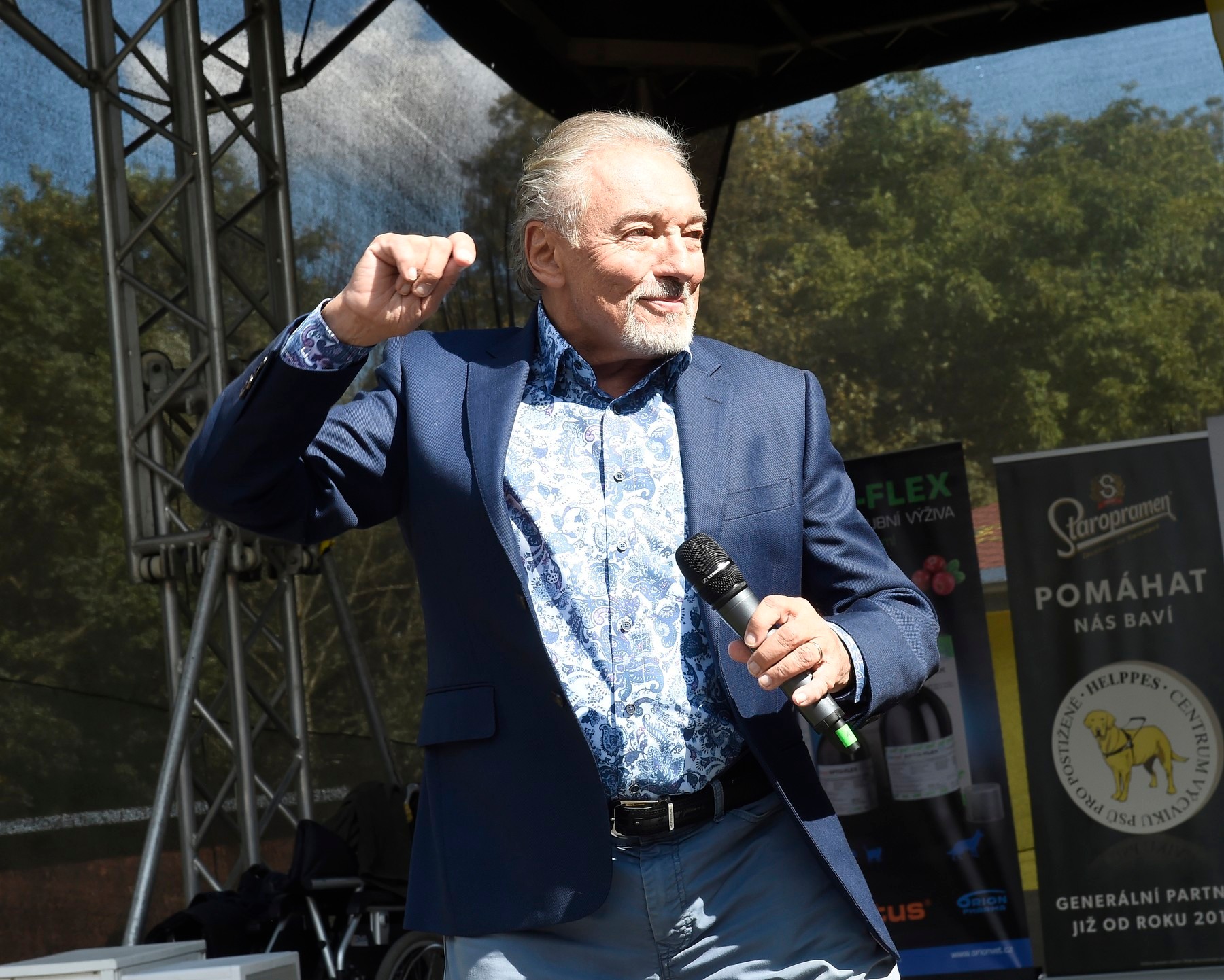 Český spevák Karel Gott.
