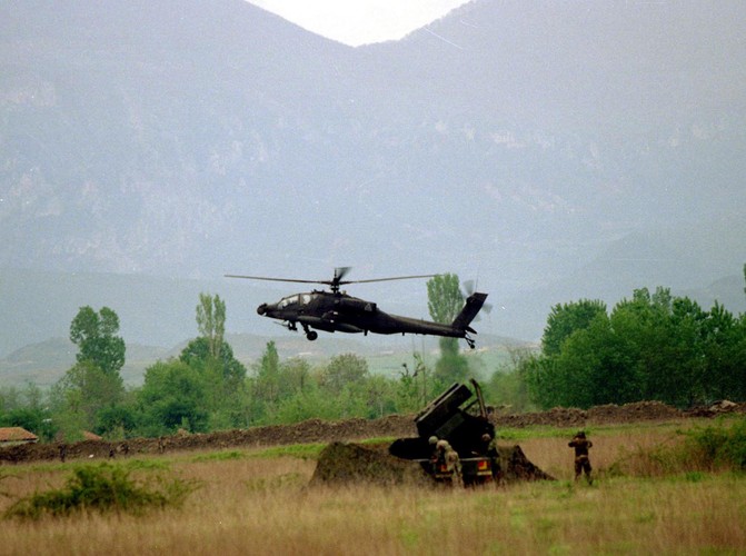 NATO liczy obecnie 28 państw. Najmłodsi członkowie to Albania i Chorwacja, które przystąpiły do Sojuszu w 2009 roku. Oficjalnymi kandydatami do członkostwa są: Bośnia, Hercegowina, Czarnogóra i Macedonia. Potencjalni członkowie to Gruzja, Finlandia, Serbia i Szwecja. 
Na zdjęciu żołnierz Armii Stanów Zjednoczonych ogląda przybycie sześciu śmigłowców Apache US Army na kontrolowanym przez NATO lotnisku pod  stolicą Albanii Tiraną, 21 kwietnia 1999 roku, 10 lat przed wstąpieniem tego kraju do NATO.