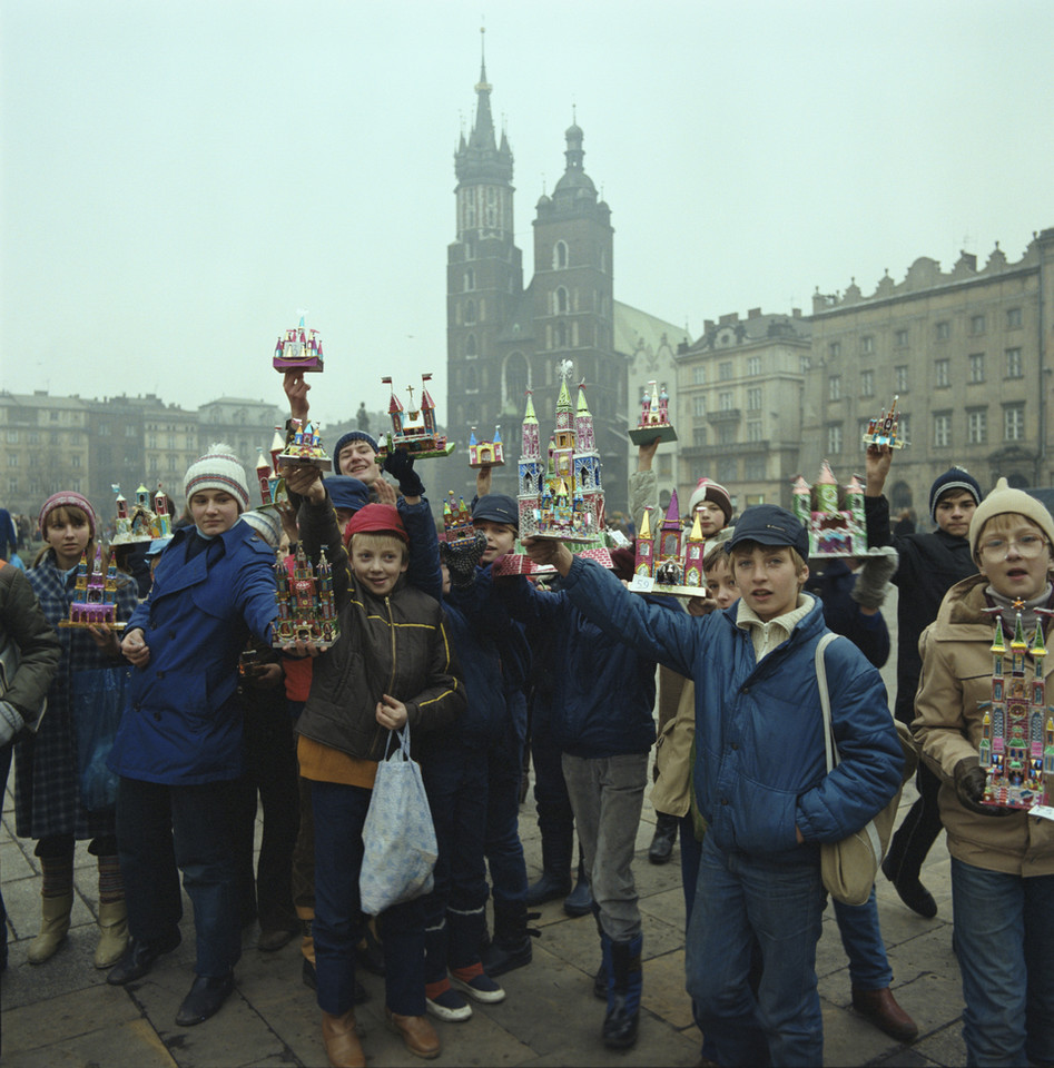 Konkurs szopek krakowskich w 1985 r. Na Rynku Głównym dzieci prezentują wykonane przez siebie szopki