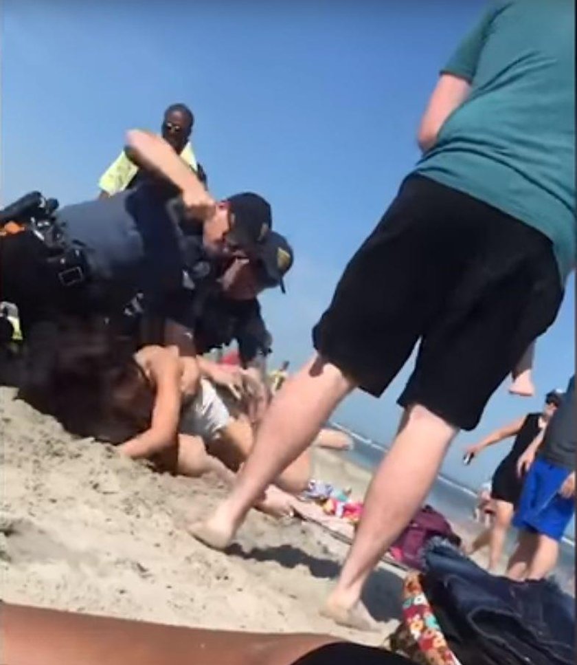 Emily Weinman pobita przez policjanta na plaży podczas Memorial Day