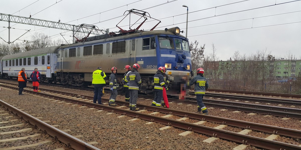 Mężczyzna wpadł pod pociąg. Nie żyje 