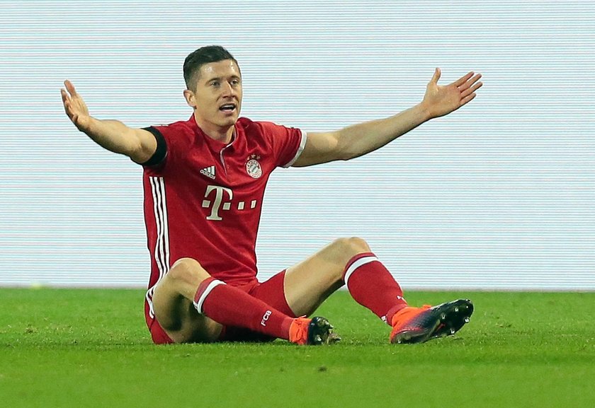 Robert Lewandowski ma kontuzję! Skręcił kostkę na meczu z Borussią