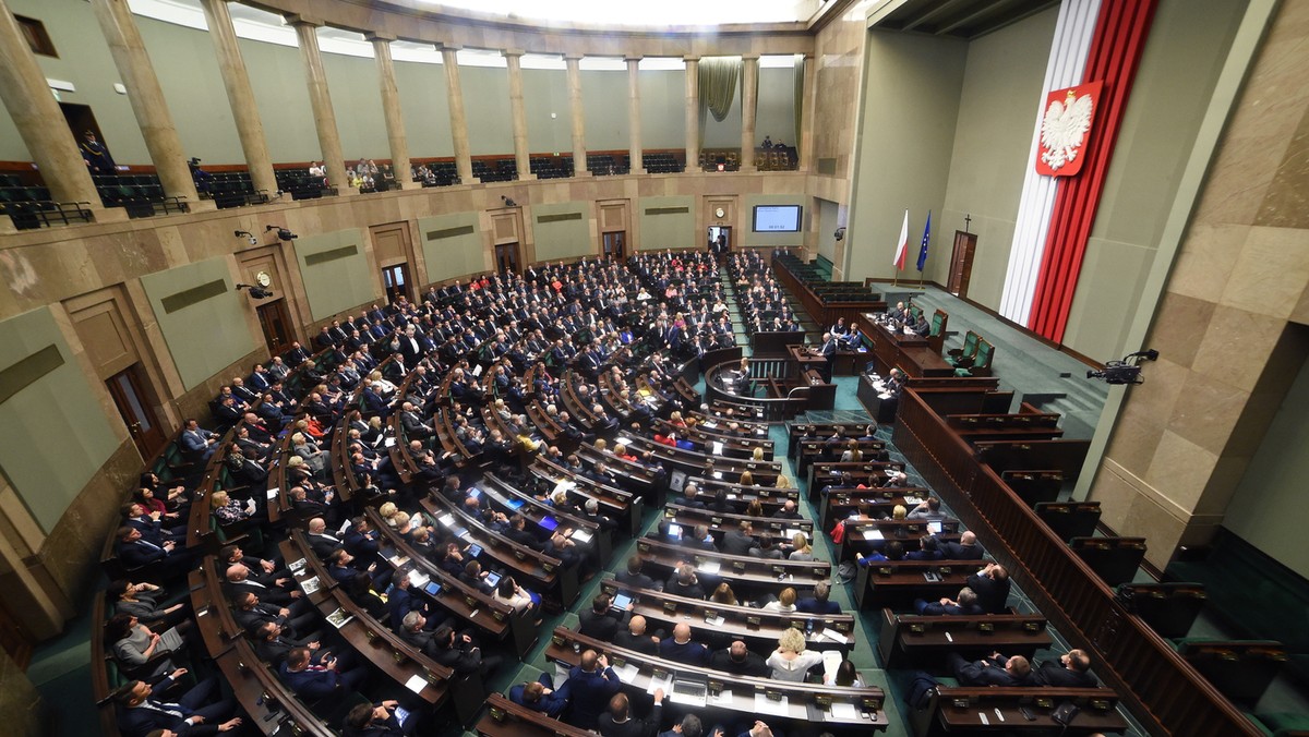 W sejmowej komisji służb specjalnych zasiądzie maksymalnie siedmiu posłów, o dwóch mniej niż w poprzedniej kadencji – posłowie zmienili regulamin izby. Znieśli też – przy sprzeciwie opozycji – zasadę rotacyjnego przewodniczenia speckomisji.