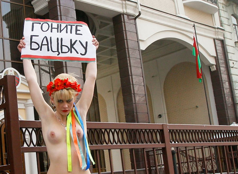 Nagim biustem w Łukaszenkę. Protest na Ukrainie