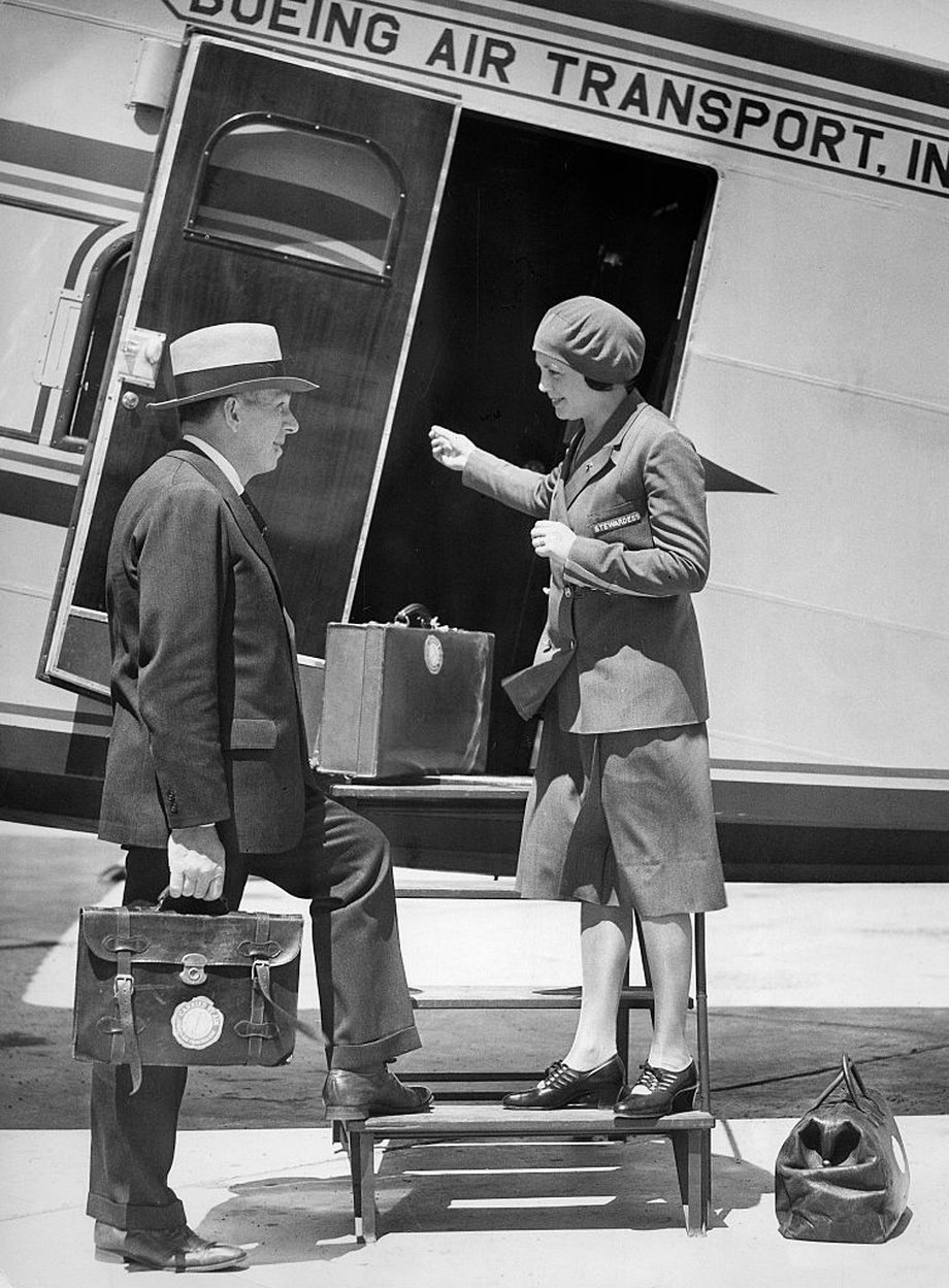 Ellen Church witająca pasażera samolotu