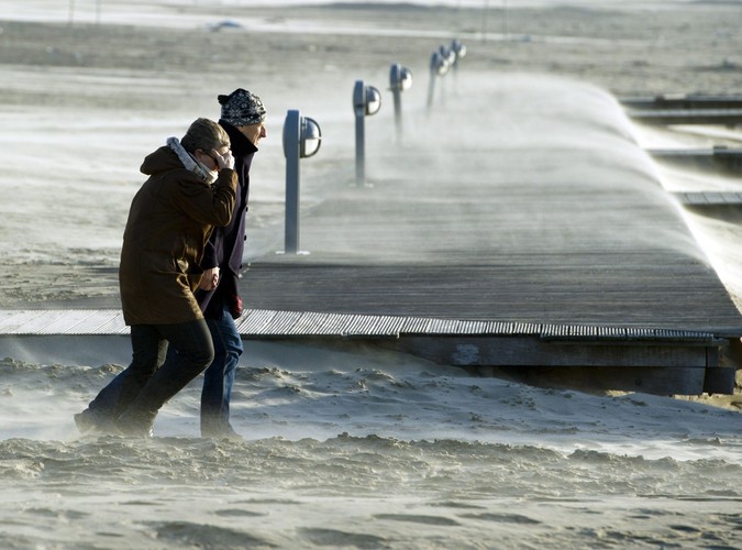 Sztorm na holenderskim wybrzeżu w  Ijmuiden