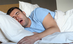 Dlaczego ślinimy się podczas snu? Neurolog wyjaśnia, skąd się to bierze