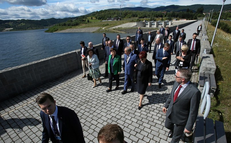 Premier Szydło na otwarciu zbiornika w Świnnej-Porębie