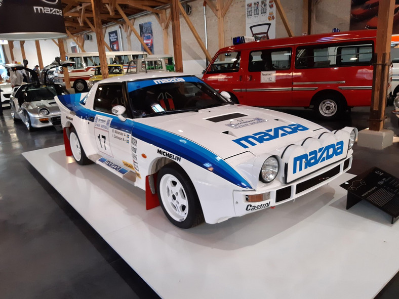 Mazda muzeum w Augsburgu na wysokich obrotach