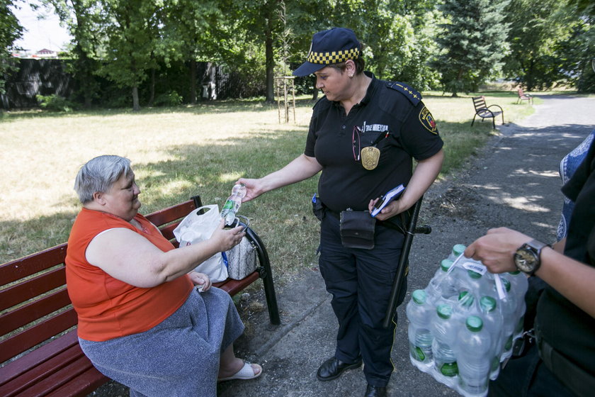 Strażnicy z Zabrza rozdają ludziom wodę