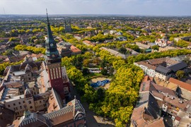 Da li je ovo nova NAJLEPŠA ULICA U SRBIJI? Retro ambijent, zanatski izlozi i legenda panonske šansone začas će vas vratiti u BAJKOVITU PROŠLOST, a evo gde se nalazi