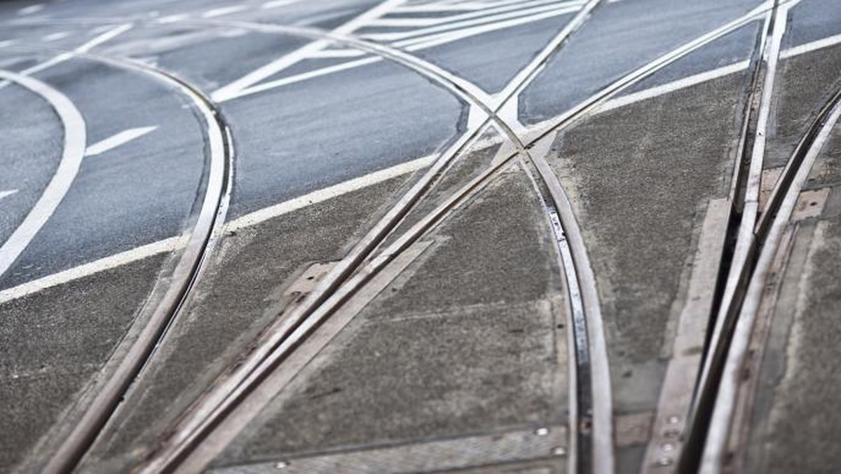 Przez około godzinę tramwaje nie kursowały przez ulicę Lubicz w Krakowie, po tym, jak pod wiaduktem kolejowym utknął samochód ciężarowy, który zerwał trakcję. Ruch samochodowy odbywał się wahadłowo.