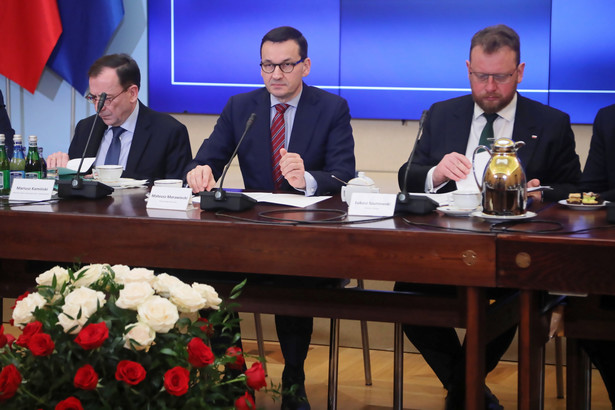 Premier Mateusz Morawiecki, minister spraw wewnętrznych i administracji Mariusz Kamiński oraz minister zdrowia Łukasz Szumowski