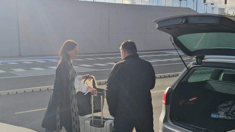Sloboda Mićalović na aerodromu