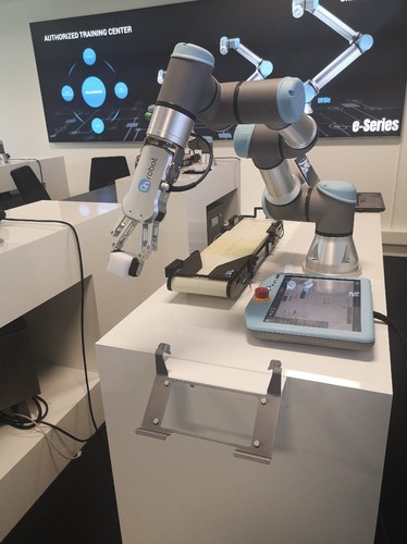 Universal Robots produkuje 70 robotów współpracujących dziennie, ale to nie tylko fabryka ramion robotycznych. Firma stworzyła ekosystem, który pozwala na konstrukcję pełnego robota: UR+ to showroom, w którym można znaleźć różnorakie chwytaki, systemy wizyjne, oprogramowanie, czujniki, akcesoria takie jak osłony, podnośniki czy mobilne stacje. Ponadto Universal Robots w 2017 roku otworzyło Akademię UR. „Chcemy rozprzestrzeniać wiedzę, dlatego udostępniamy bezpłatne kursy on-line z programowania cobotów” – mówi Jürgen von Hollen, prezes UR. W Polsce działają także dwa Autoryzowane Centra Szkoleniowe.