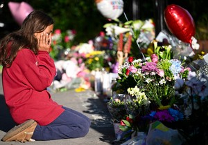 Ljudi se opraštaju od žrtava pucnjave na Floridi