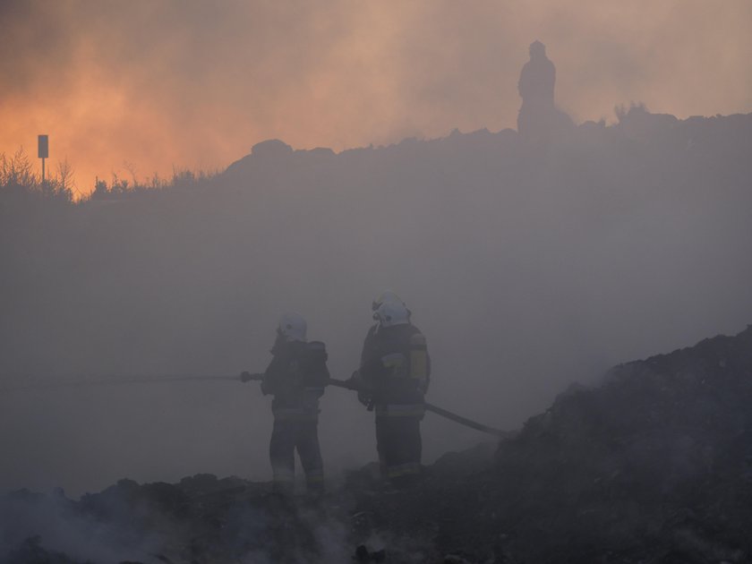 Potężny pożar wysypiska w Łódzkiem. Na miejscu kilkudziesięciu strażaków