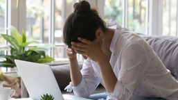 psychiczny stres w pracy rośnie. "ciche odejścia" stają się problemem w firmach [badanie]