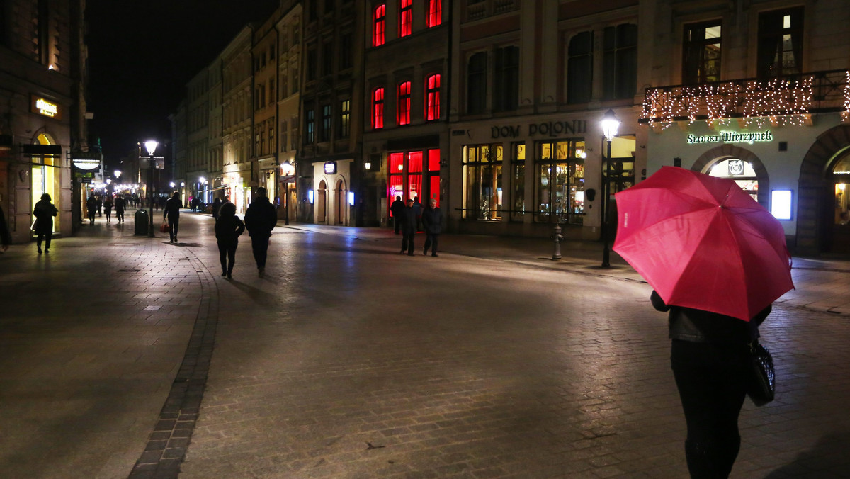 Klub go-go mieszczący się w kamienicy na ul. Grodzkiej 1, tuż przy Rynku, wywołuje sporo emocji. Lokal po zmierzchu cały świeci się na czerwono, pojawiają się głosy o "tajlandyzacji" Krakowa. Prezydent Jacek Majchrowski zapowiada, że miasto podejmie działania, aby lokal nie łamał zapisów o Parku Kulturowym.