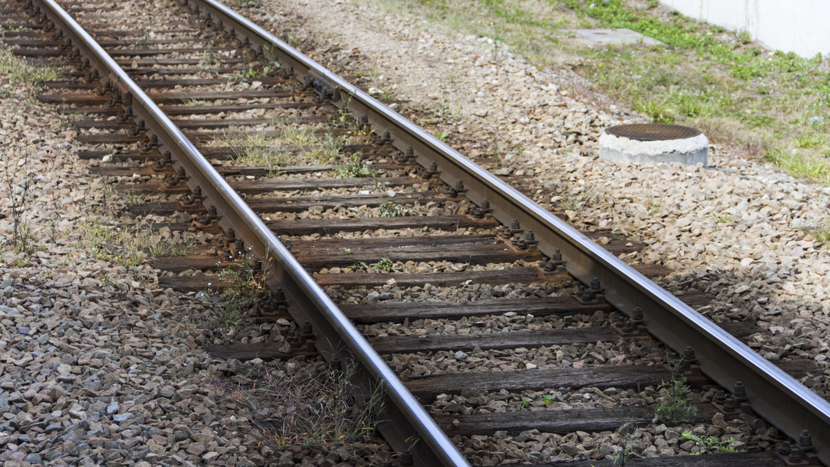 W związku ze wznowieniem prac przy budowie kolejowego mostu nad powstającym zbiornikiem wodnym Świnna Poręba, linia kolejowa do Zakopanego w poniedziałek została ponownie zamknięta. Utrudnienia potrwają do połowy grudnia. Pociągi na tej trasie kursowały w wakacje.