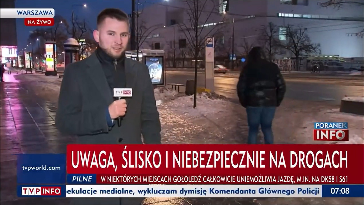 Ustawka w TVP? Upadek przechodnia przed kamerą hitem sieci [WIDEO]