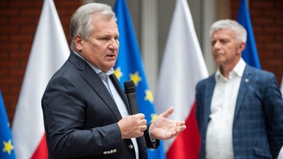 Były prezydent RP Aleksander Kwaśniewski (L) i były prezes Rady Ministrów Marek Belka