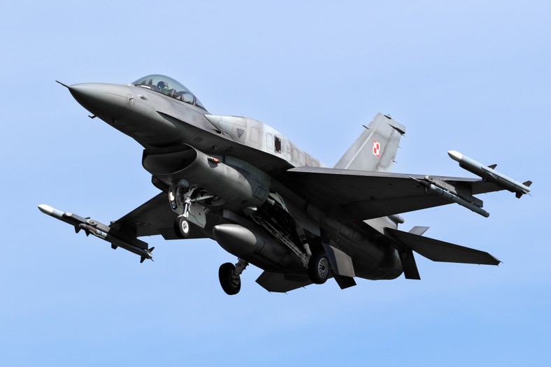 Polskie F-16 mogą także strącać wrogie wrony.