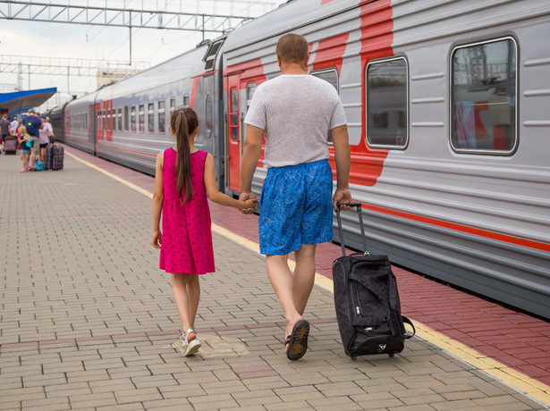 Ojciec odprowadza córkę na pociąg. Dworzec kolejowy. Wyjazd