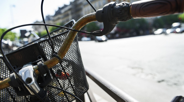 Rutinosan kötötte el a bicikliket az idős hajléktalan (illusztráció) / Fotó: Northfoto