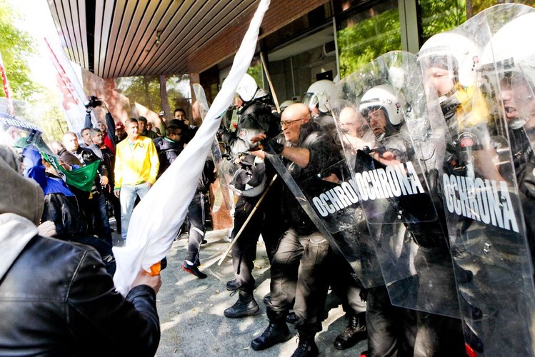 Manifestacja związkowców pod siedzibą KGHM w Lublinie. Ochrona pilnuje dostępu do siedziby biura zarządu
