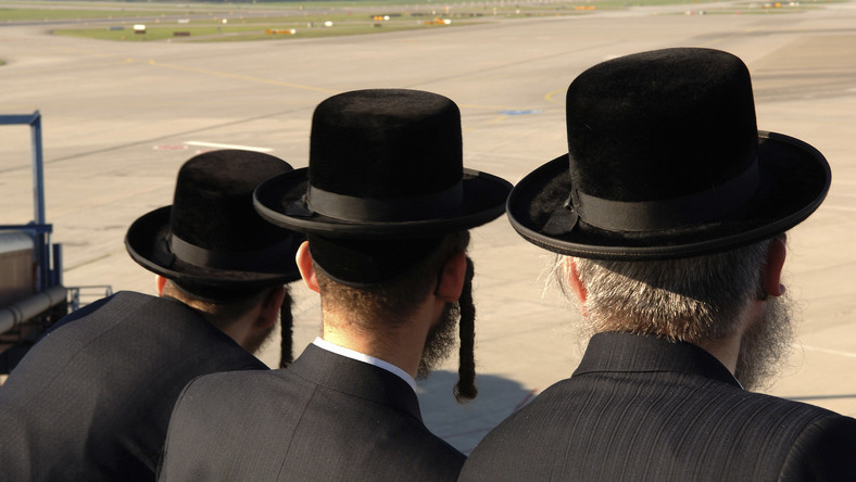 29 czerwca grupa 26 ortodoksyjnych Żydów odmówiła zajęcia miejsc obok kobiet w samolocie austriackich linii lotniczych Austrian Airlines lecącym z Tel Awiwu do Wiednia. Incydent spowodował, że samolot wylądował na wiedeńskim lotnisku z godzinnym opóźnieniem. Do podobnej sytuacji doszło zaledwie tydzień temu.