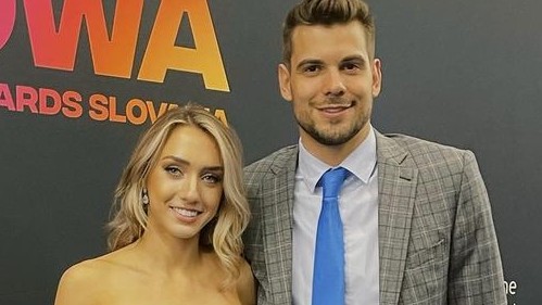 Slovenský hokejový brankár Adam Húska so svojou manželkou Taylor.