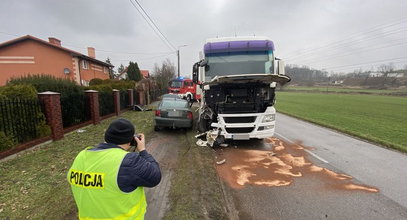 Ciężarówka zderzyła się z pojazdem. Na pokładzie było 2-letnie dziecko