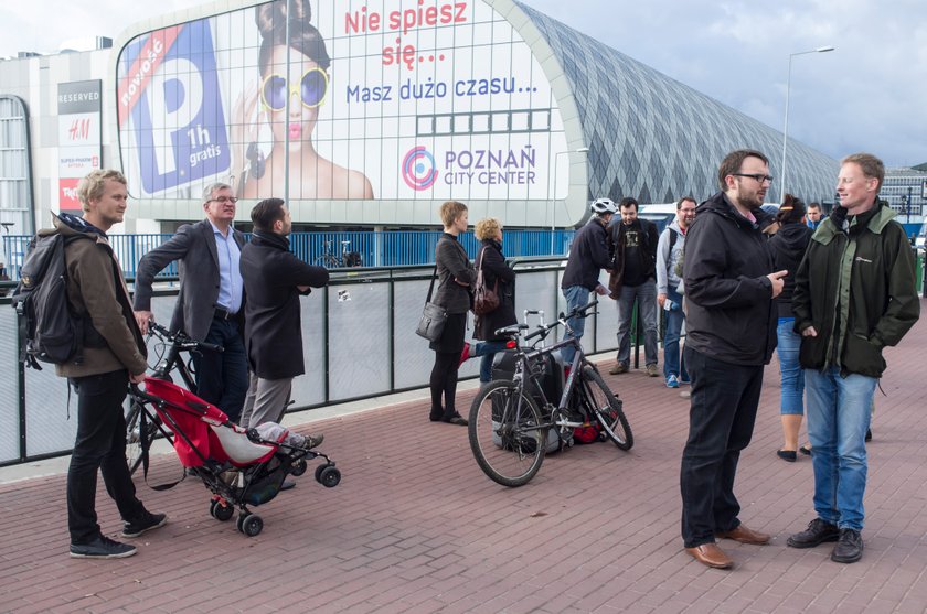 Kandydaci na prezydenta Poznania próbowali zdążyć na pociąg