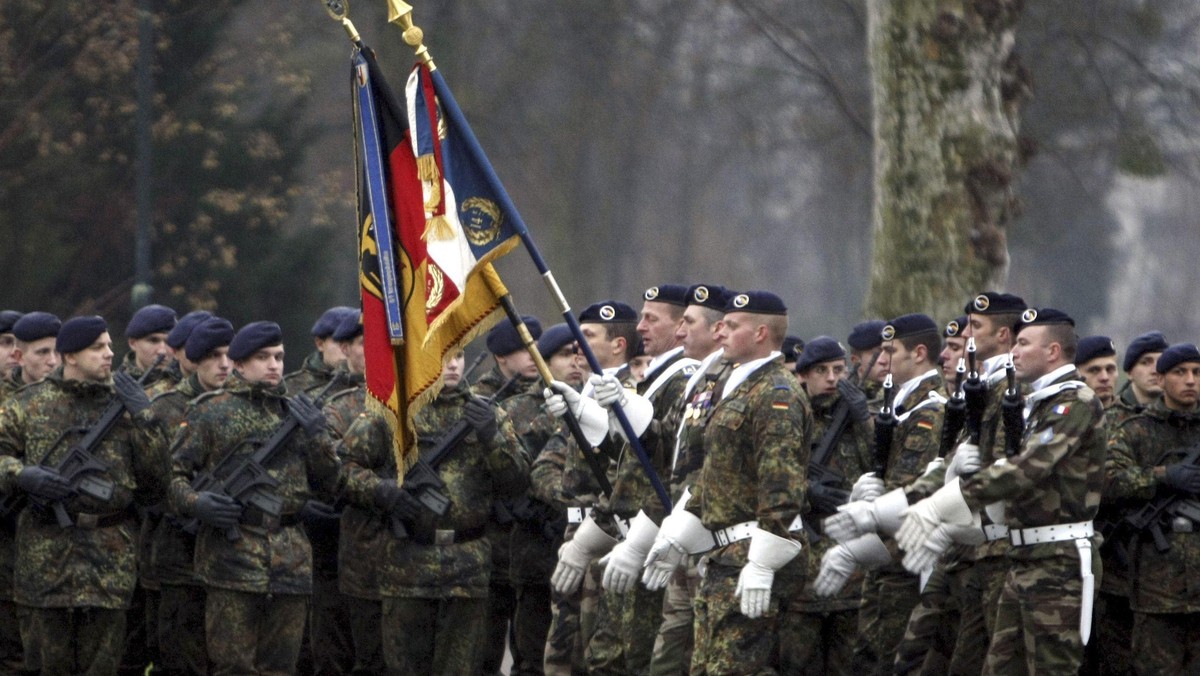 Siedmiu francuskich policjantów zostało dzisiaj skazanych na kary bezwzględnego więzienia od 6 miesięcy do 1 roku za oskarżenie niewinnego człowieka o próbę zabójstwa. Dziesiątki funkcjonariuszy protestowało przed sądem przeciwko werdyktowi.