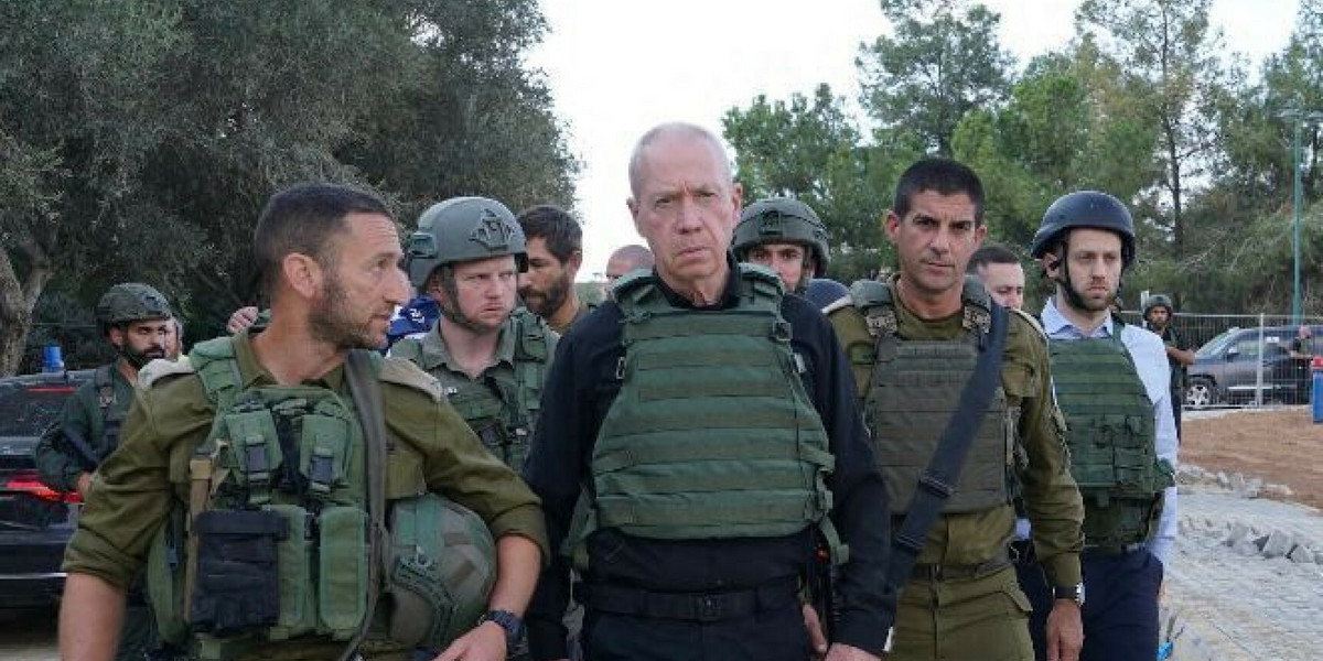 Minister obrony Izraela Joaw Gallant w otoczeniu żołnierzy