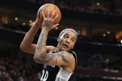 Sochan zaliczył efektowne 'wsady'. Koniec zwycięskiej serii Bucks [WIDEO]