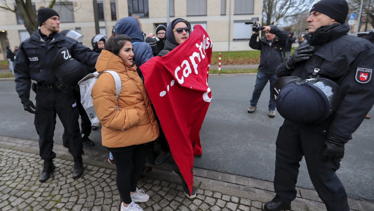Przed rozpoczęciem zjazdu Alternatywy dla Niemiec (AfD) w Hanowerze doszło do zajść, w których rannych zostało kilku policjantów i co najmniej jeden uczestnik demonstracji. Protestujący blokowali dojazd do miejsca obrad, policja użyła armatek wodnych.