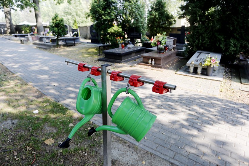 Stojaki na konewki to rzadkość na śląskich cmentarzach. Szkoda!