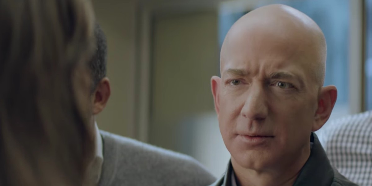 Jeff Bezos w reklamie jest zdziwiony tym, że Alexa przestała działać