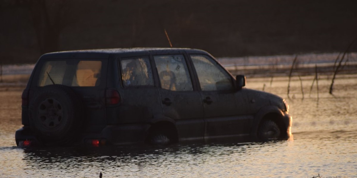 Wjechał na lód i omal nie utonął w Warcie