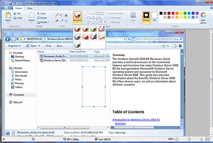 Paint został radykalnie rozbudowany – wykorzystuje znane z Office 2007 ‘wstążkowe’ menu, a także więcej pędzli i narzędzi do szybkiej zabawy z obrazami. (Fot. Chip.pl)