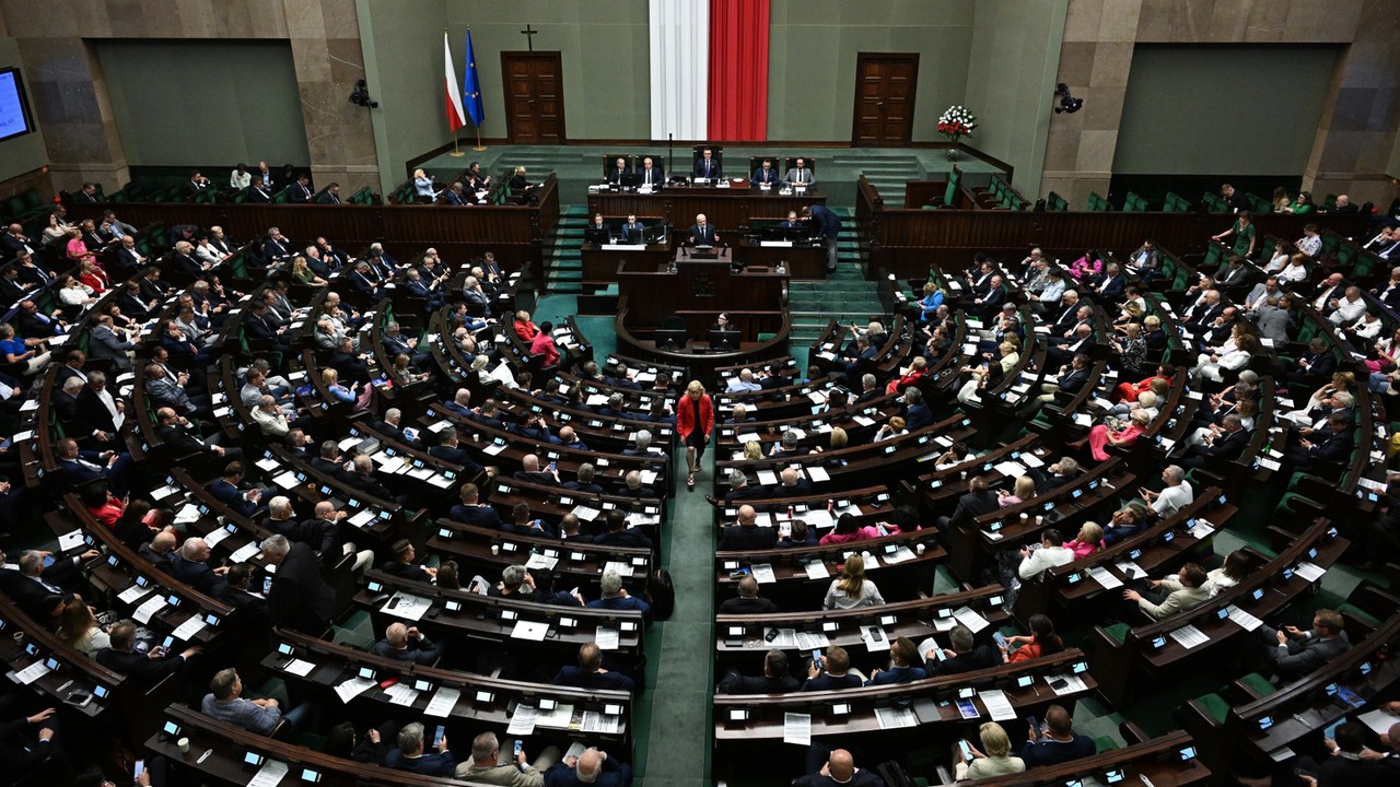 Zmiana na czele, duże problemy koalicjantów. Nowy sondaż partyjny