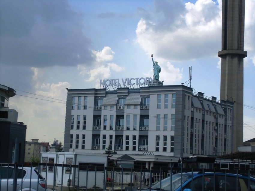 Kip slobode na prištinskom hotelu