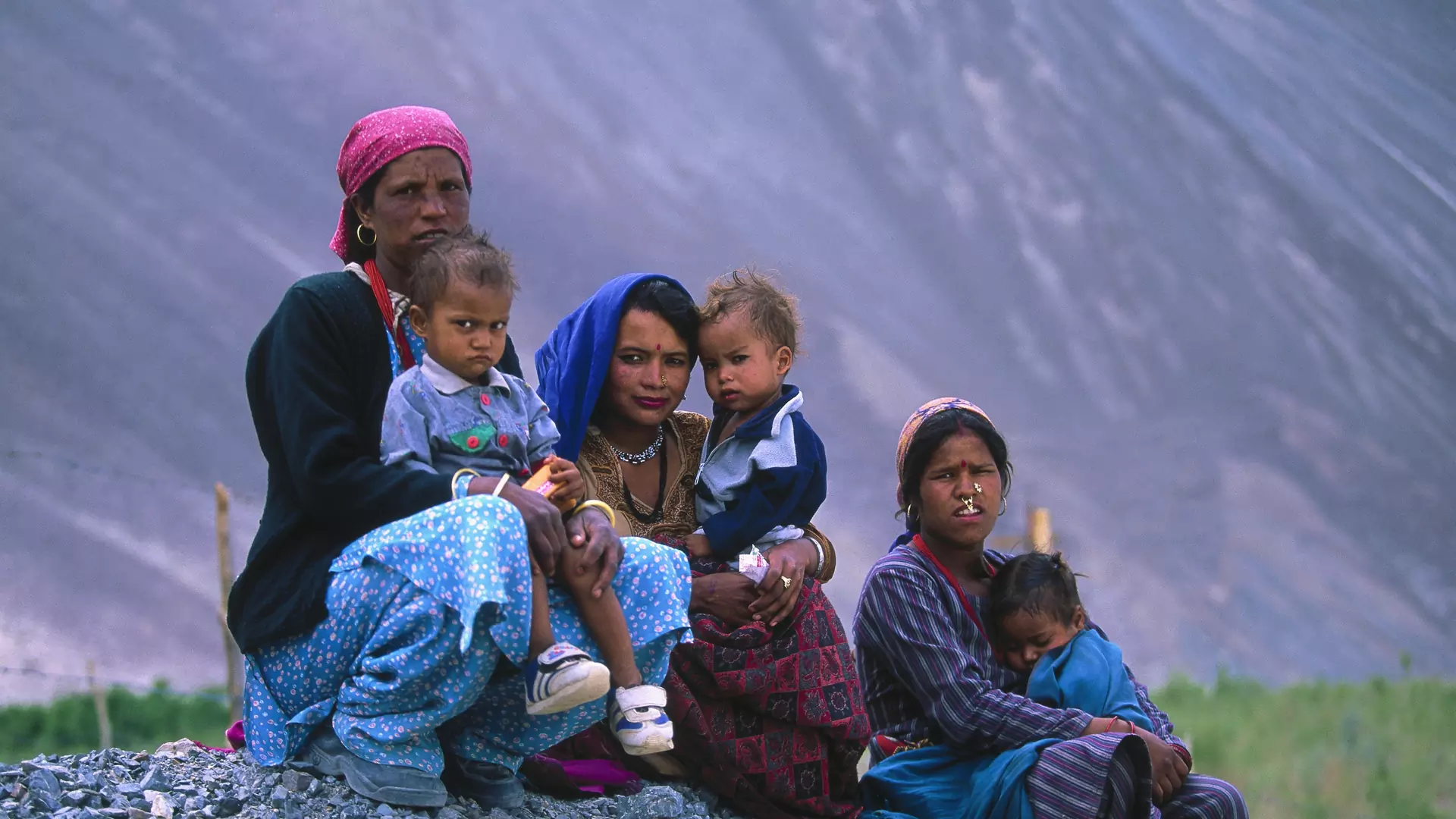 Kolejna śmiertelna ofiara starożytnej tradycji. Kobiety w Nepalu wypędzane są do "błotnych chat"