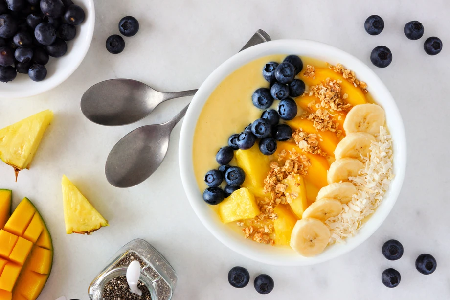 Hinduskie smoothie bowl z komosy i mango